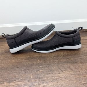 UGG Riviera Slip-On Sneaker sz 9 EUC